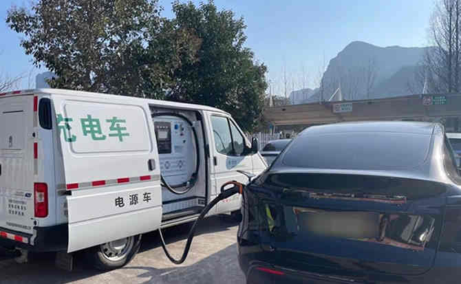 乌恰汽车搭电
